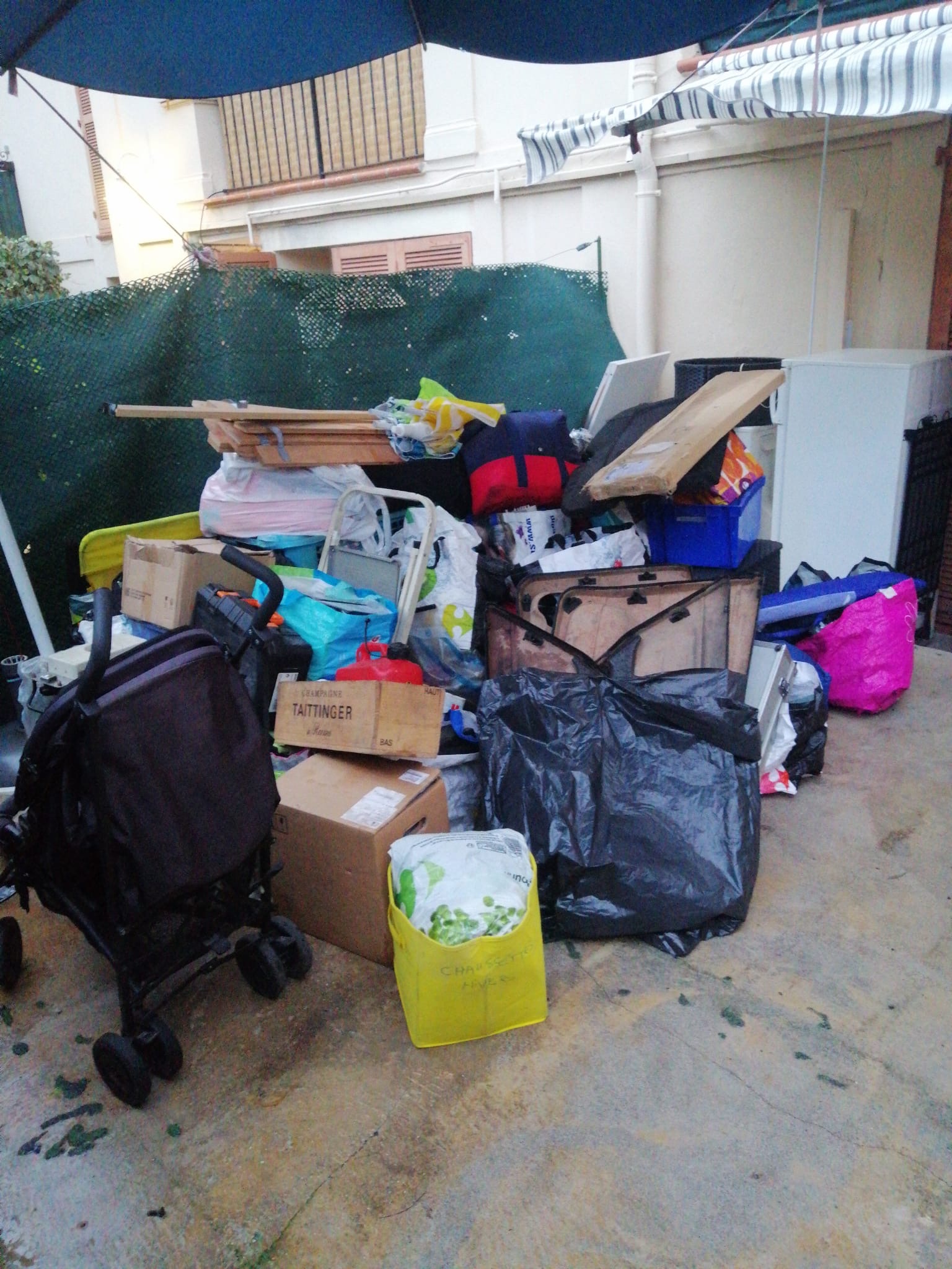 Débarras réalisé par Farah Débarras